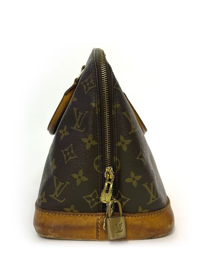 null Louis Vuitton. Monogrammed leather bag 29x33x15cm (stains and wear)