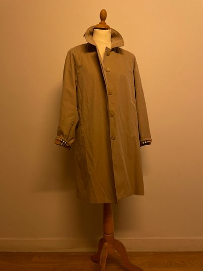 null Burberry - Beige trench coat. T.38. Very good condition, with its protective...