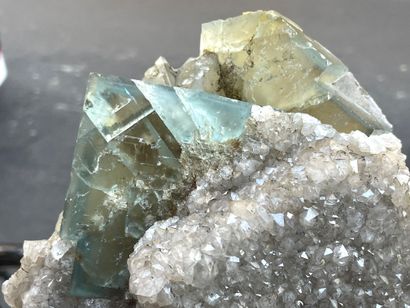 null MINERALS - 

Fluorite and quartz

France (?)

16 x 15 x 9 cm