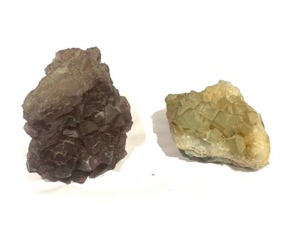 null 矿物 - 两个萤石。墨西哥(?)的一个