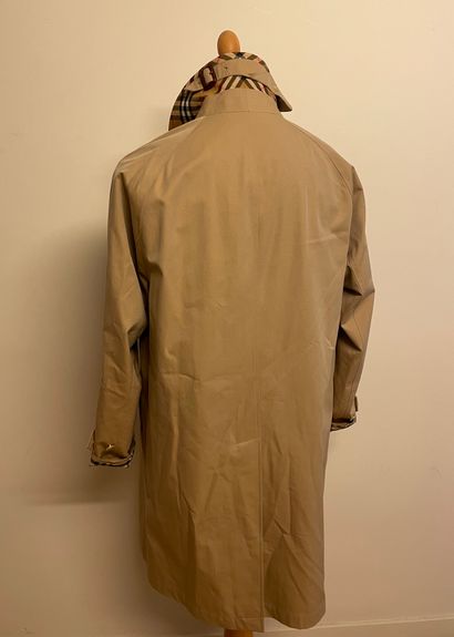 null Burberry - Beige trench coat. T.38. Very good condition, with its protective...