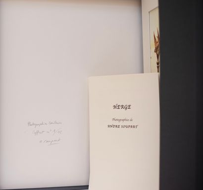 HERGÉ (1907-1983) 特别的灰布盒装，印数12份，包括6张彩色照片，展示了大师在家中被一些他最喜欢的丁丁历险中的物品和他最喜欢的艺术作品所包围。这幅从未在市场上销售的印刷品是由它的作者，比利时摄影师André...