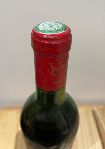 null 1 bouteille CHATEAU MOUTON ROTSCHILD 1971. GCC1 Pauillac 

Niveau légèrement...