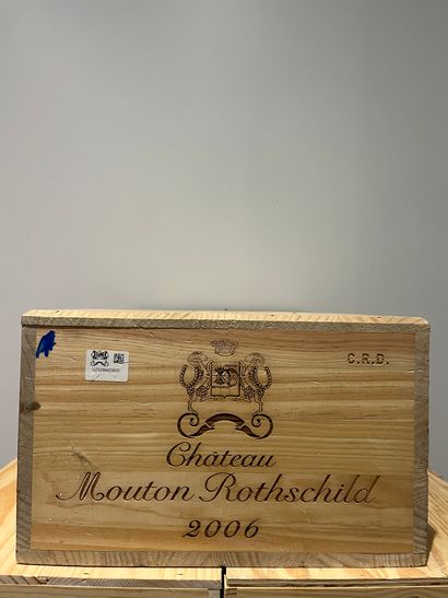 null 12 bouteilles CHATEAU MOUTON ROTSCHILD 2006 GCC1 Pauillac. Caisse bois d'or...