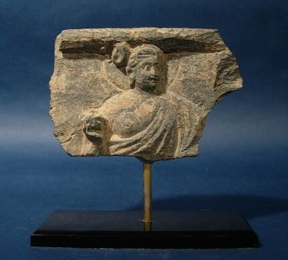 ART GRECO-BOUDDHIQUE DU GANDHARA (Ier - Vème siècle) Plaque métope ornée d'un buste...