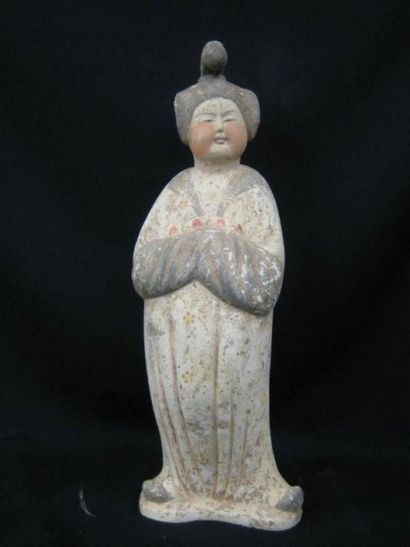 TANG (618 - 907) Fat Lady debout, aux mains jointes et à la coiffure stylisée. En...
