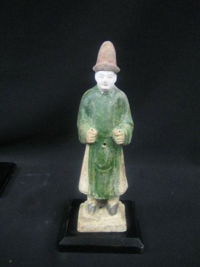 MING (1368 - 1644) Serviteur debout. En terre cuite à glaçure verte et à polychromie....