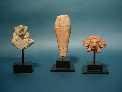 CHARSADDA (300 av. J.C.) Trois fragments de déesses-mères. En terre cuite. H : 3.5...