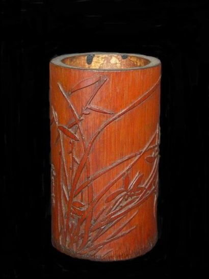 T'SING ( XXe siècle ) Pot de calligraphe. Bambou sculpté. H : 13 cm D : 8 cm