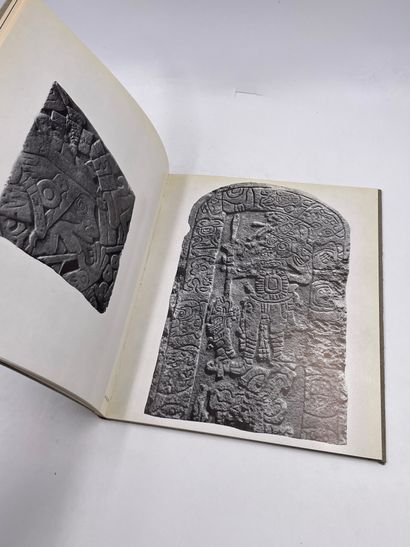 null 1 Volume : "SCULPTURE EN PIERRE DE L'ANCIEN Mexique", Ed. Éditions Jeanne Bucher,...