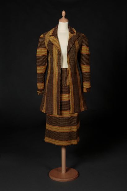 JANE REGNY Golf suit in yellow, orange and brown bayadere stripes.jacket with collar...