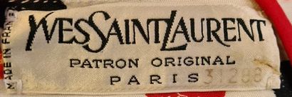 Yves Saint LAURENT Robe en jersey ivoire imprimé de pastilles multicolores. Encolure...
