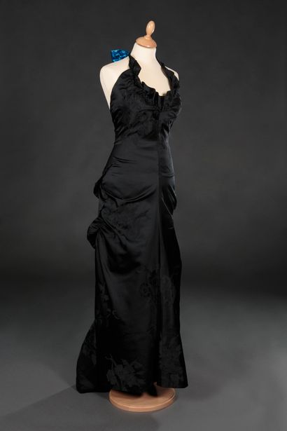 Elsa SCHIAPARELLI Evening dress in black silk satin patterned with large bouquets...