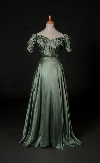 Pierre BALMAIN Evening dress in green satin water, strapless top very low-cut clearing...