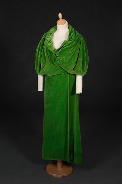 Madeleine VIONNET Ample manteau du soir en panne de velours de soie vert pomme coupé...
