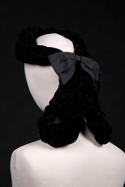 SCHIAPARELLI Black velvet braid headdress with a faille bow of the same tone.
Signed...