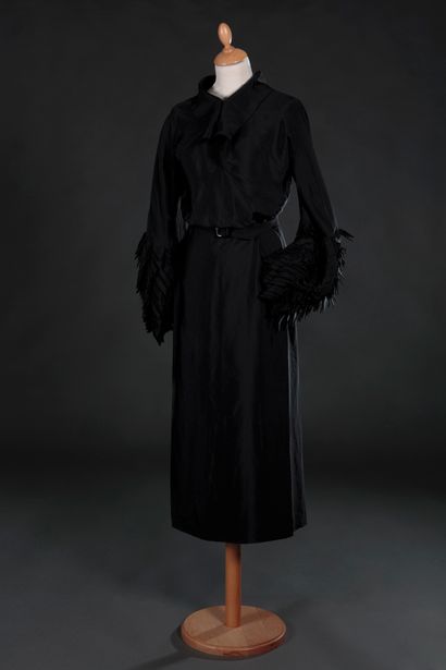 LANVIN Modèle Trémolo
Robe de dîner en crêpe de soie noire. Col retourné et dégagé...