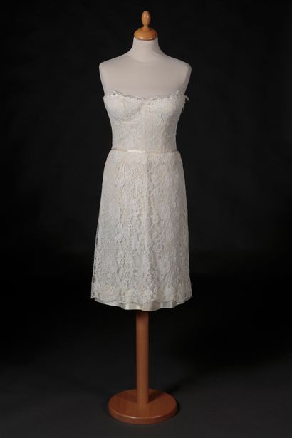 CHANEL White lace cocktail dress with rose motifs. Heart-shaped neckline and longer...