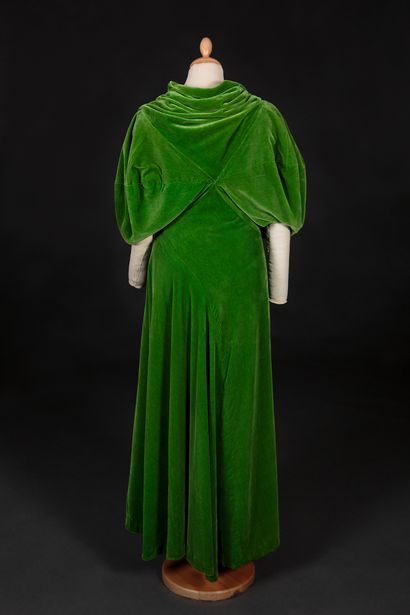 Madeleine VIONNET Ample evening coat in apple green silk velvet cut on the bias....