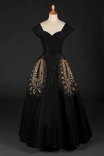 BRUYERE Evening dress in black faille with a heart-shaped neckline and shoulders....