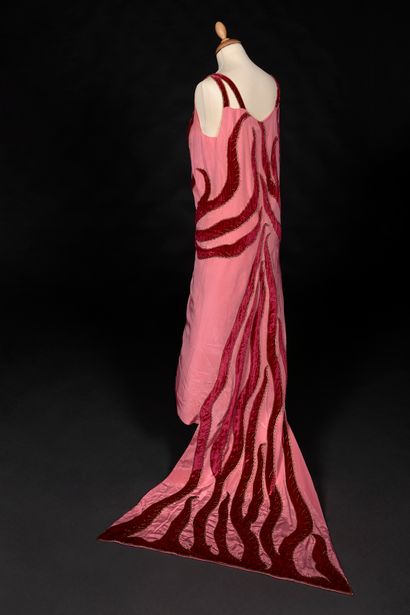 VIONNET Robe du soir en moire de soie rose appliquée de motifs de flammes en velours...