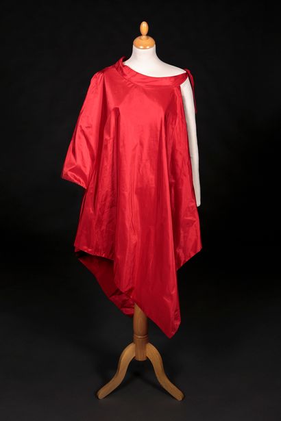 GRES Evening cape in red silk taffeta, cut into a large rectangle placed on the shoulder,...