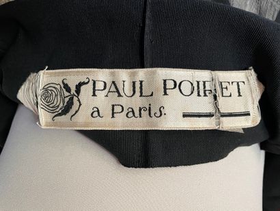 Paul POIRET Robe de jour en coton ivoire sur fond de mousseline de soie noire. Col...