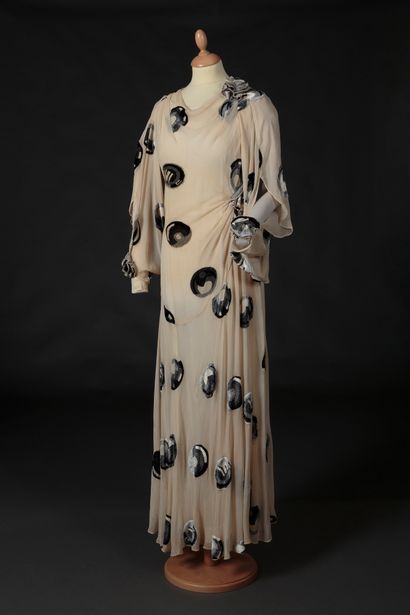 JENNY, attribué à Afternoon dress in ivory silk chiffon shaped circular velvet patterns...