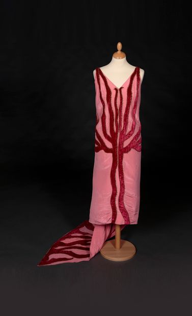 VIONNET Robe du soir en moire de soie rose appliquée de motifs de flammes en velours...