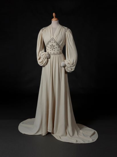 LANVIN, attribué à Georgette crepe wedding dress with V-neckline and long puffed...