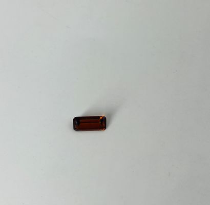 null Rectangular hessonite garnet weighing 2.4 cts.Dimensions : 1.1 x 0.5