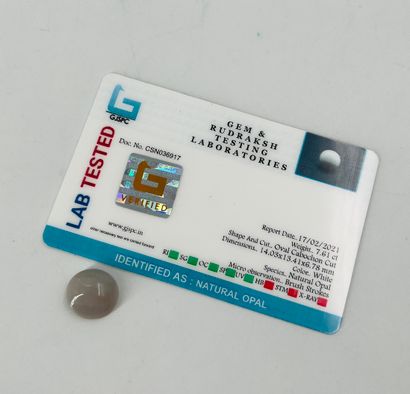 null Cabochon d’opale pesant 7,60 cts. Avec sa carte d’authenticité GJSPC.