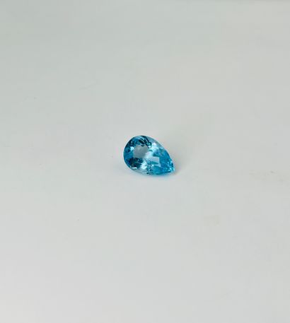 null Topaze bleue taille poire pesant 23,38 carats.  Dimensions : 2.2 x 1.5 cm