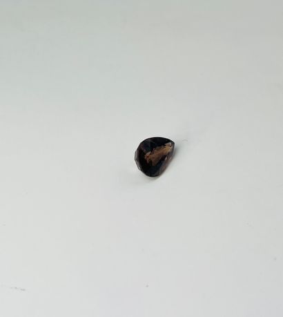 null Tourmaline taille poire pesant 3,23 cts  Dimensions : 0.8 x 1.2 cm