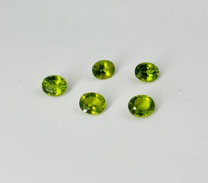 null Lot of 5 faceted oval peridots weighing 17.3 carats total. (chips)