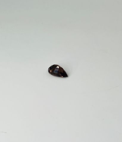 null Tourmaline taille poire pesant 3,23 cts  Dimensions : 0.8 x 1.2 cm