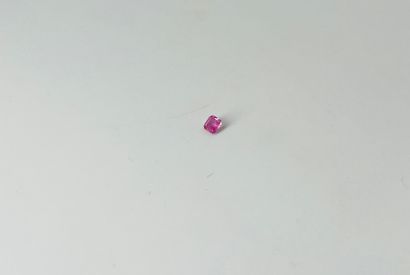 null Square cut pink sapphire weighing 0.18 ct.Dimensions: 0.3 x 0.3 cm