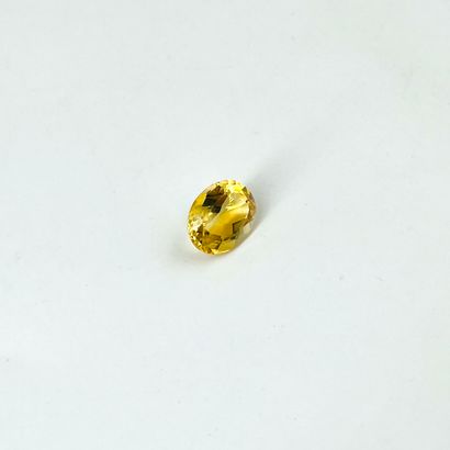 null Citrine taille ovale facettée pesant 5.13 cts, probablement du Brésil. Dimensions :...