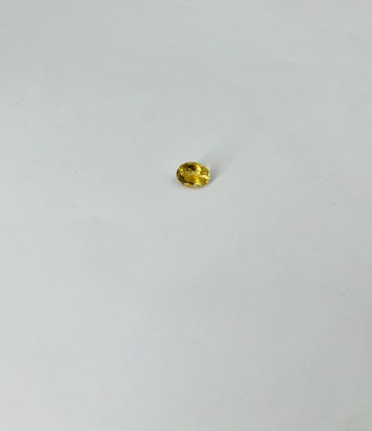 null Citrine taille ovale facettée pesant 5.13 cts, probablement du Brésil. Dimensions :...