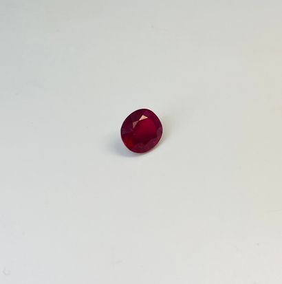 null Rubis ovale traité pesant 7,13 carats  Dimensions : 1.2 x 1 cm