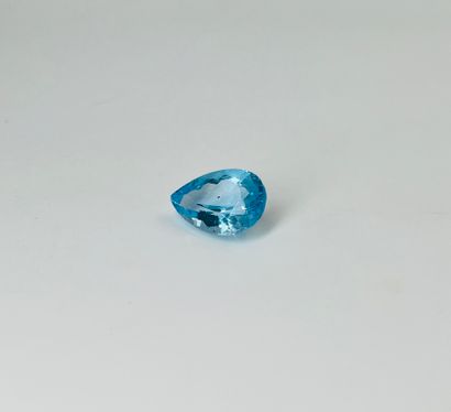 null Topaze bleue taille poire pesant 23,38 carats.  Dimensions : 2.2 x 1.5 cm