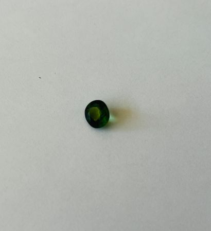 null Tourmaline verte de taille ovale pesant 2.07 cts - Provenance probable MADAGASCAR...