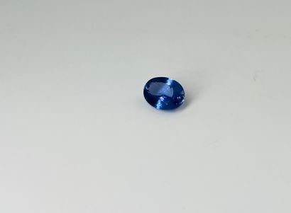 null Tanzanite ovale pesant 7.05 cts. Accompagnée d'un certificat AIG.