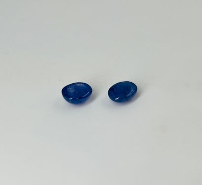 null Lot of two tanzanite cabochons weighing 16.74 cts total