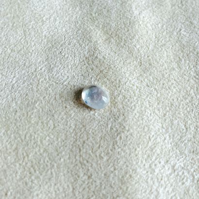 null Pierre de lune chatoyante ovale cabochon pesant 1.70 cts - Provenance probable...