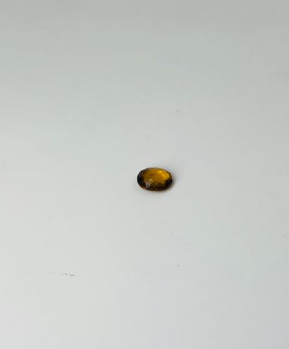 null Tourmaline jaune taille ovale pesant 1,29 ct