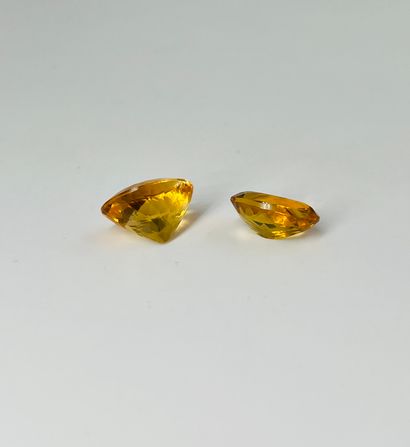 null Lot of 2 faceted oval citrines weighing 8.5 cts and 6.2 cts (14.7 carats total)....
