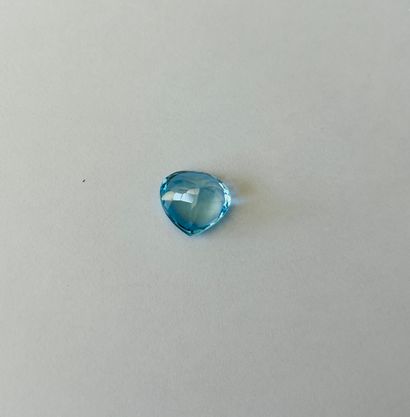 null Pear cut blue topaz weighing 11.11 cts - Probable provenance BRAZIL Dimensions...