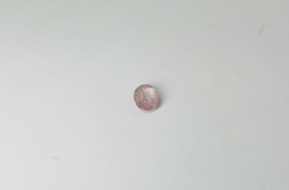 null Saphirine ovale facetté pesant 2,85 carats. Avec son certificat IDT.