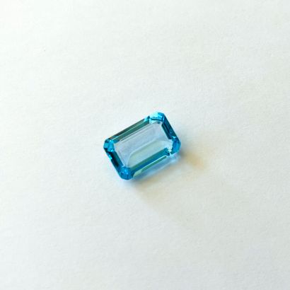 null Octagonal blue topaz weighing 17 cts - Probable provenance BRAZIL. Dimensions...
